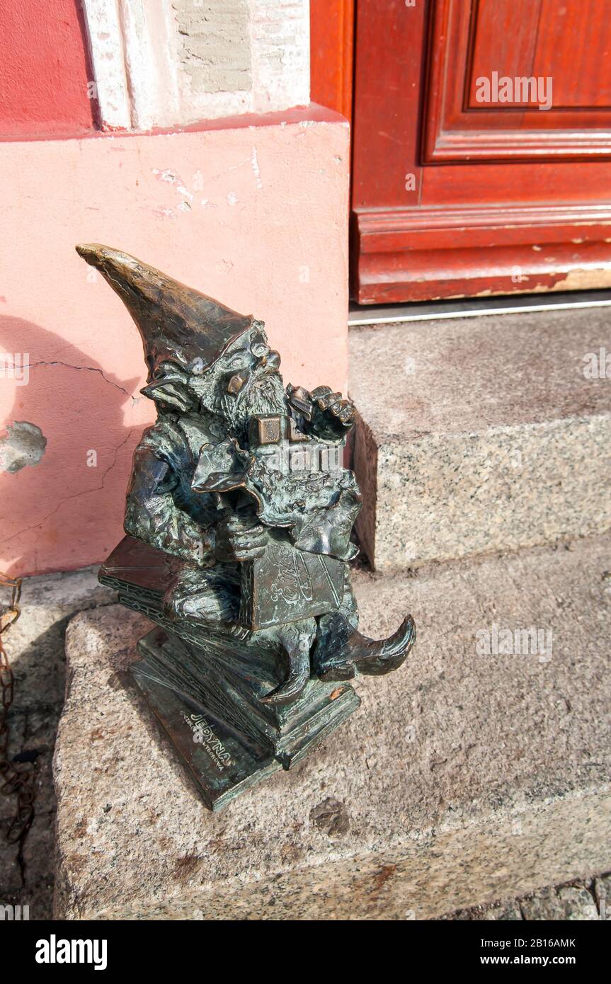 Wroclaw, Pologne, Février 2020. 'Przybij Piatke' Dwarf, gnome, célèbres petites statues à Wroclaw, plus de 350 ensemble. Chocolat Banque D'Images