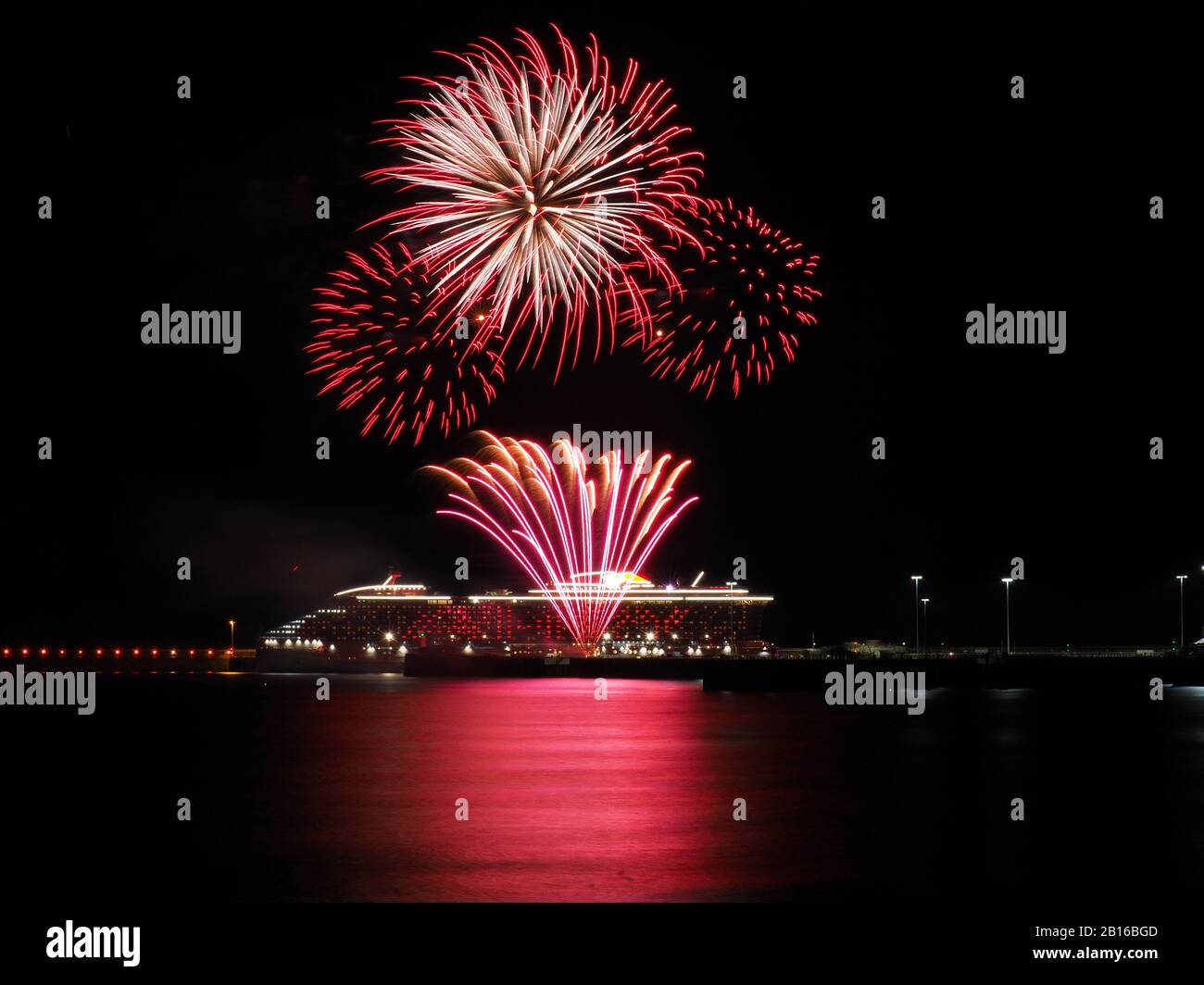 Dover, Kent, Royaume-Uni. 23 février 2020. Des feux d'artifice dans le port de Douvres ce soir pour célébrer le premier bateau de croisière de Virgin Voyages, la Dame Scarlet. Crédit: James Bell/Alay Live News Banque D'Images