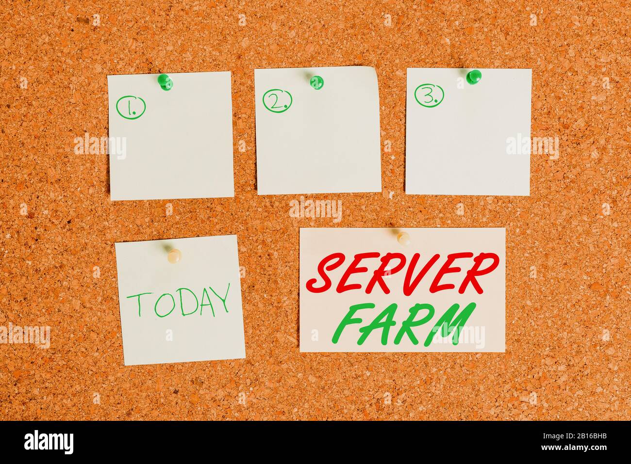 Ferme de serveurs de texte d'écriture de texte. Photo d'entreprise présentant un groupe d'ordinateurs agissant comme serveurs et logés ensemble Corkboard couleur papier broche jeu Banque D'Images