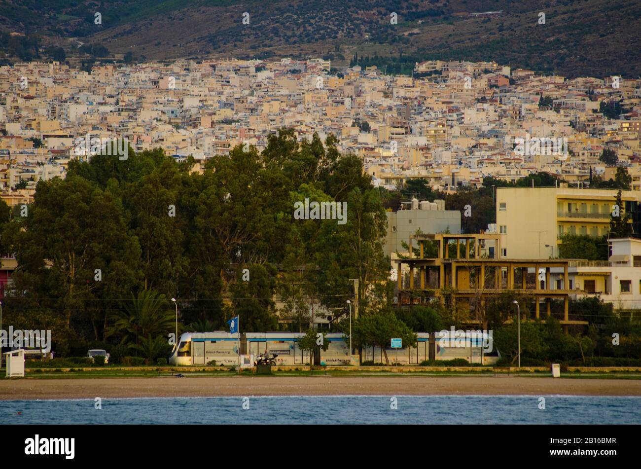 Un tramway se dirige vers le nord à Glyfada Athènes Attica Grèce Banque D'Images