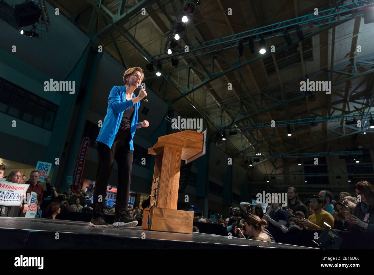 Le sénateur Elizabeth Warren s'adresse aux partisans lors d'une mairie à Seattle, Washington, le samedi 22 février 2020. Banque D'Images