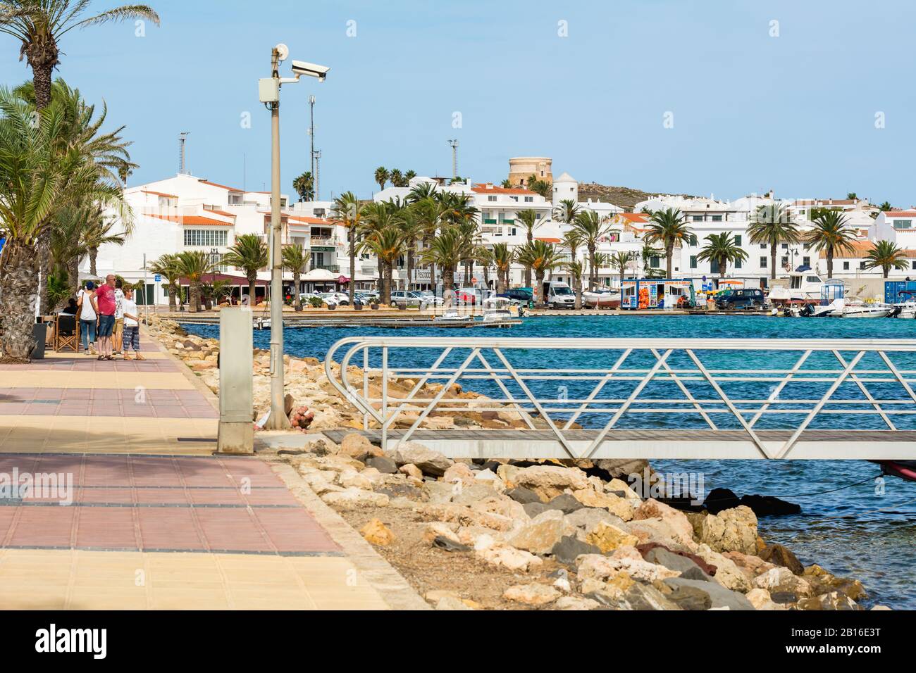 Menorca, Espagne - 12 octobre 2019 : La promenade du front de mer et port de Fornells, Minorque, Espagne Banque D'Images