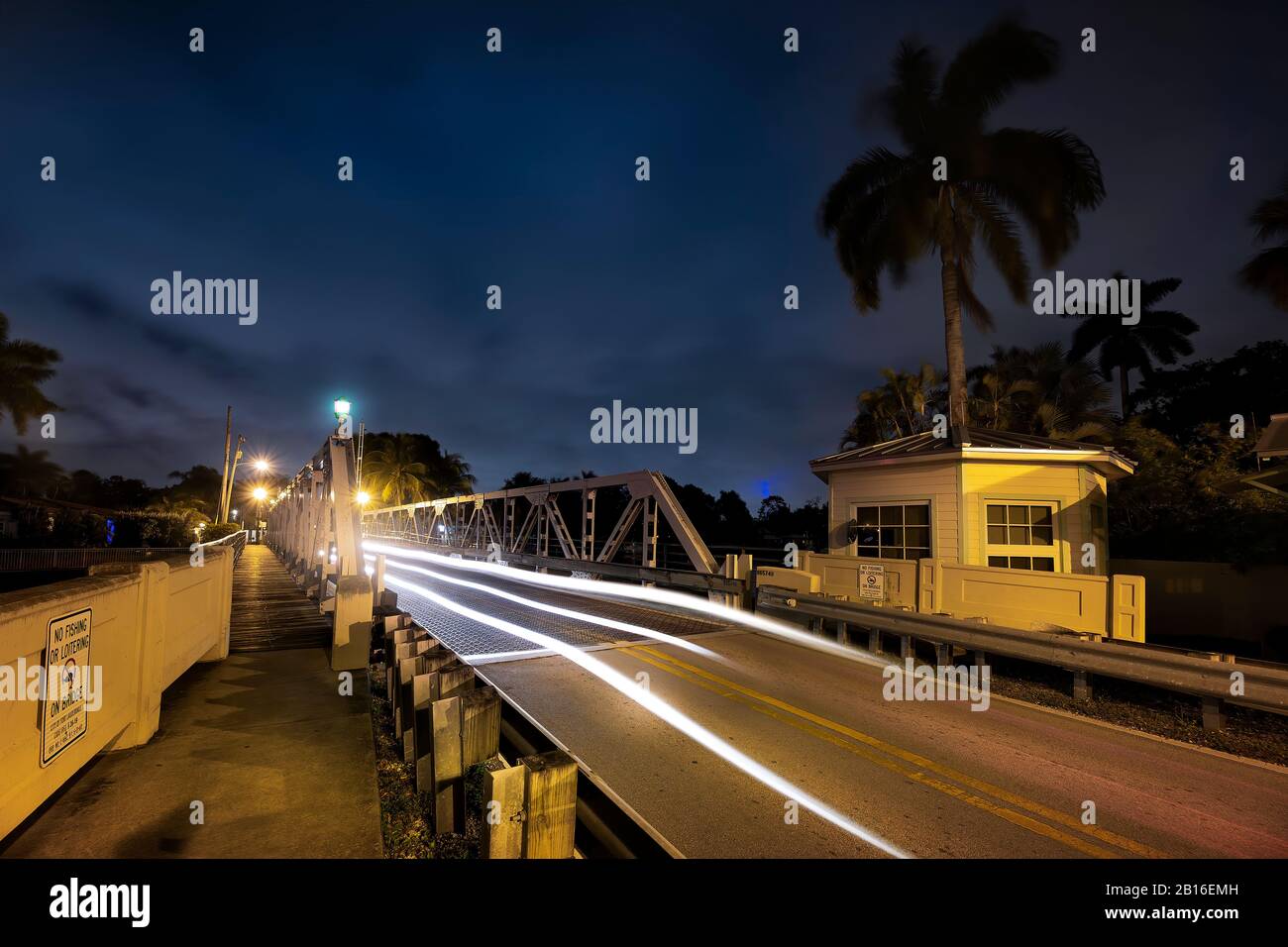 Le pont historique Snow-Reed Swing dans le quartier historique de Voilier Bend, tout aussi proche du centre-ville de fort Lauderdale. Banque D'Images Le pont historique Snow-Reed Swing dans le quartier historique de Voilier Bend, tout aussi proche du centre-ville de fort Lauderdale. Banque D'Images