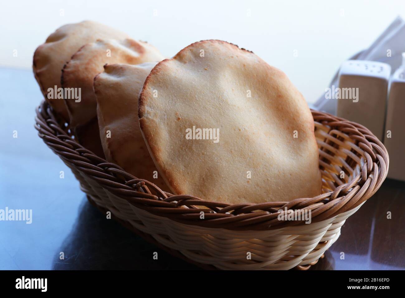 Corbeille à pain arabe frais Banque de photographies et d'images à haute  résolution - Alamy