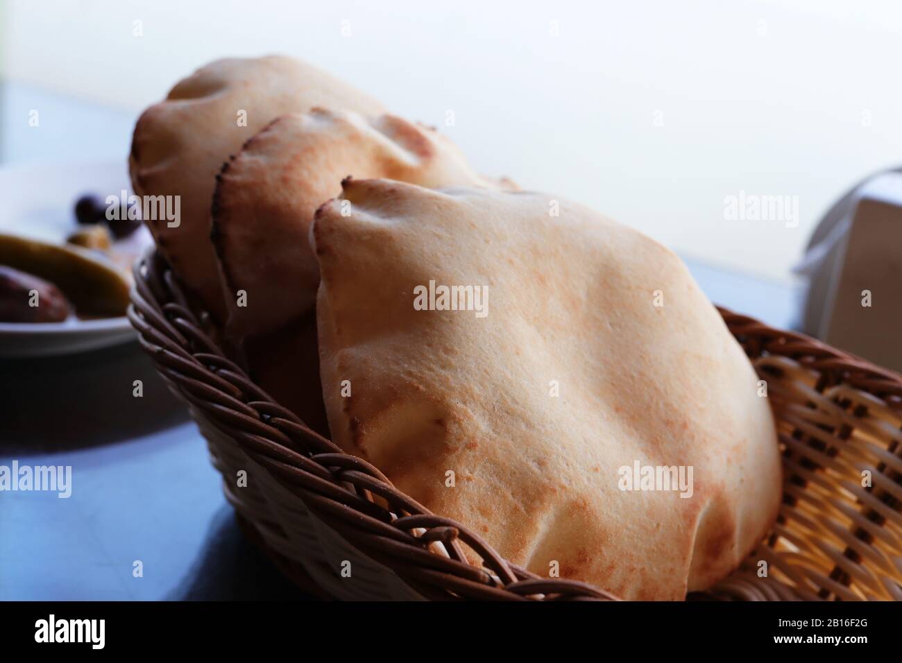 Pains de pita arabe fraîchement cuits dans le panier Banque D'Images