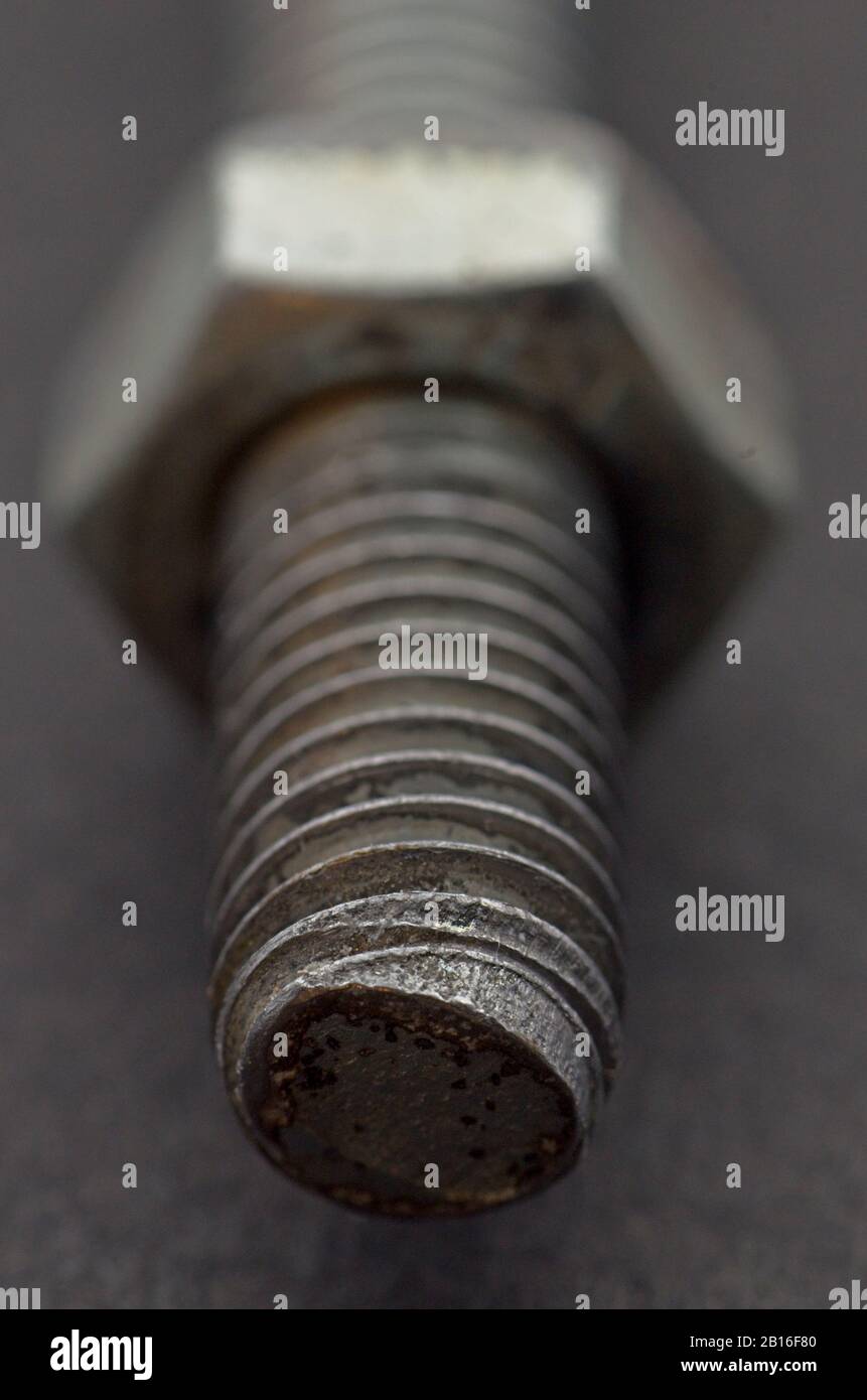 Crochet à vis en acier sur fond noir. Matériel de sécurité. Banque D'Images