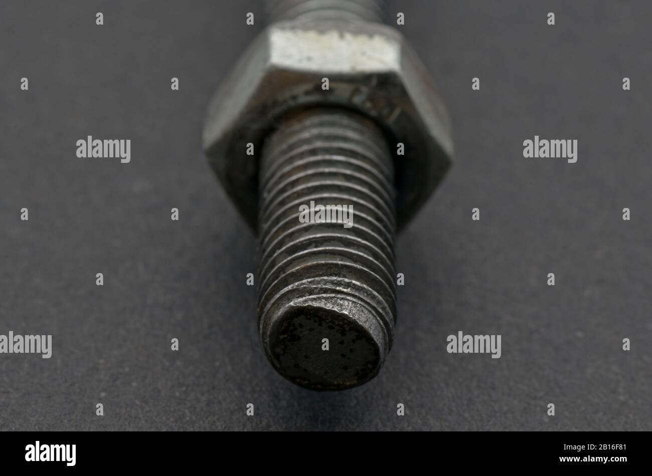 Crochet à vis en acier sur fond noir. Matériel de sécurité. Banque D'Images