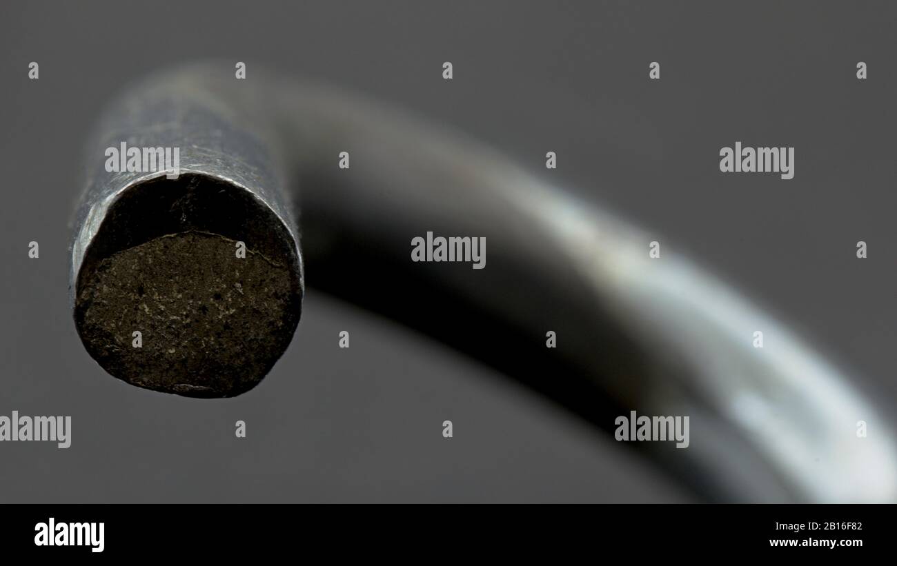 Crochet à vis en acier sur fond noir. Matériel de sécurité. Banque D'Images