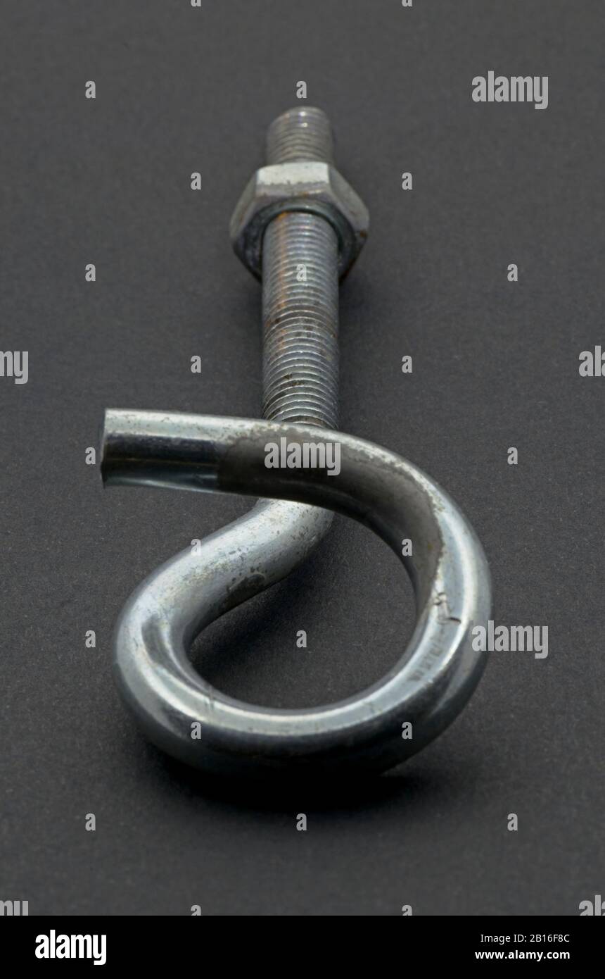Crochet à vis en acier sur fond noir. Matériel de sécurité. Banque D'Images