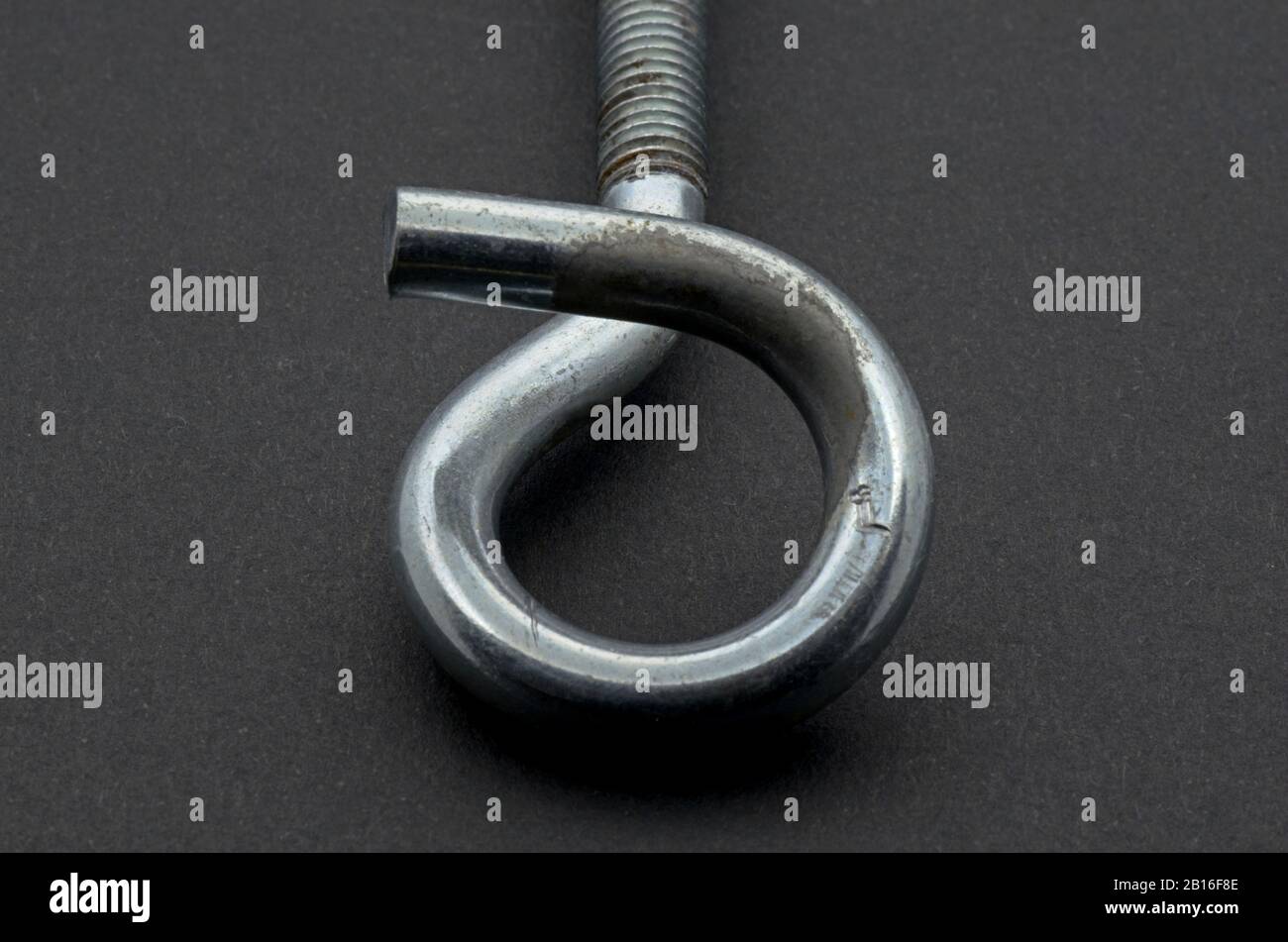Crochet à vis en acier sur fond noir. Matériel de sécurité. Banque D'Images