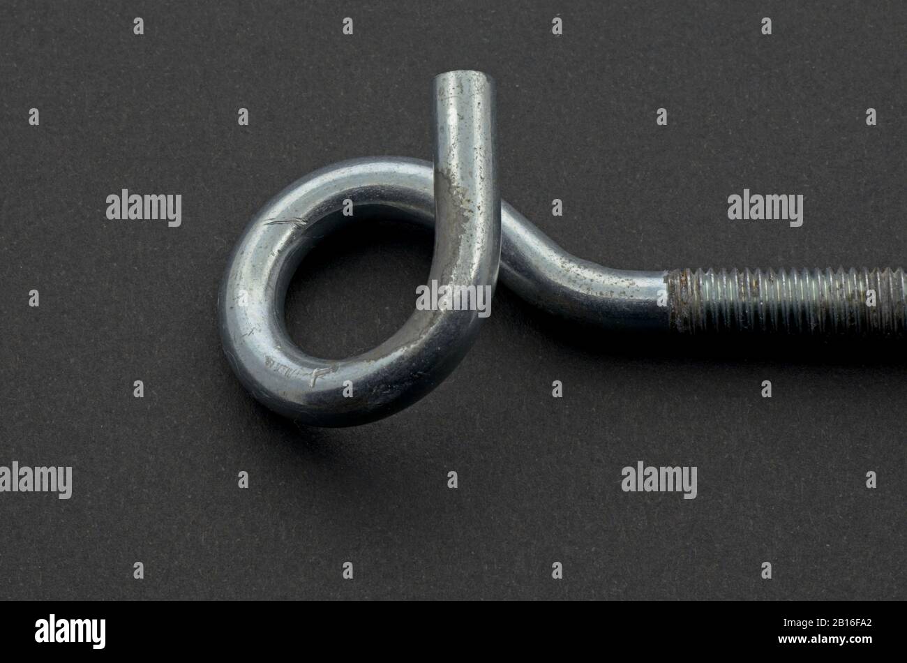 Crochet à vis en acier sur fond noir. Matériel de sécurité. Banque D'Images