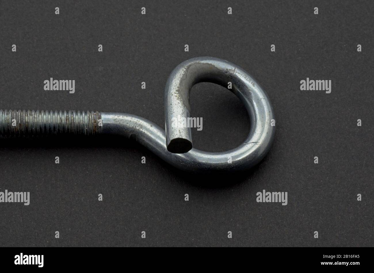 Crochet à vis en acier sur fond noir. Matériel de sécurité. Banque D'Images