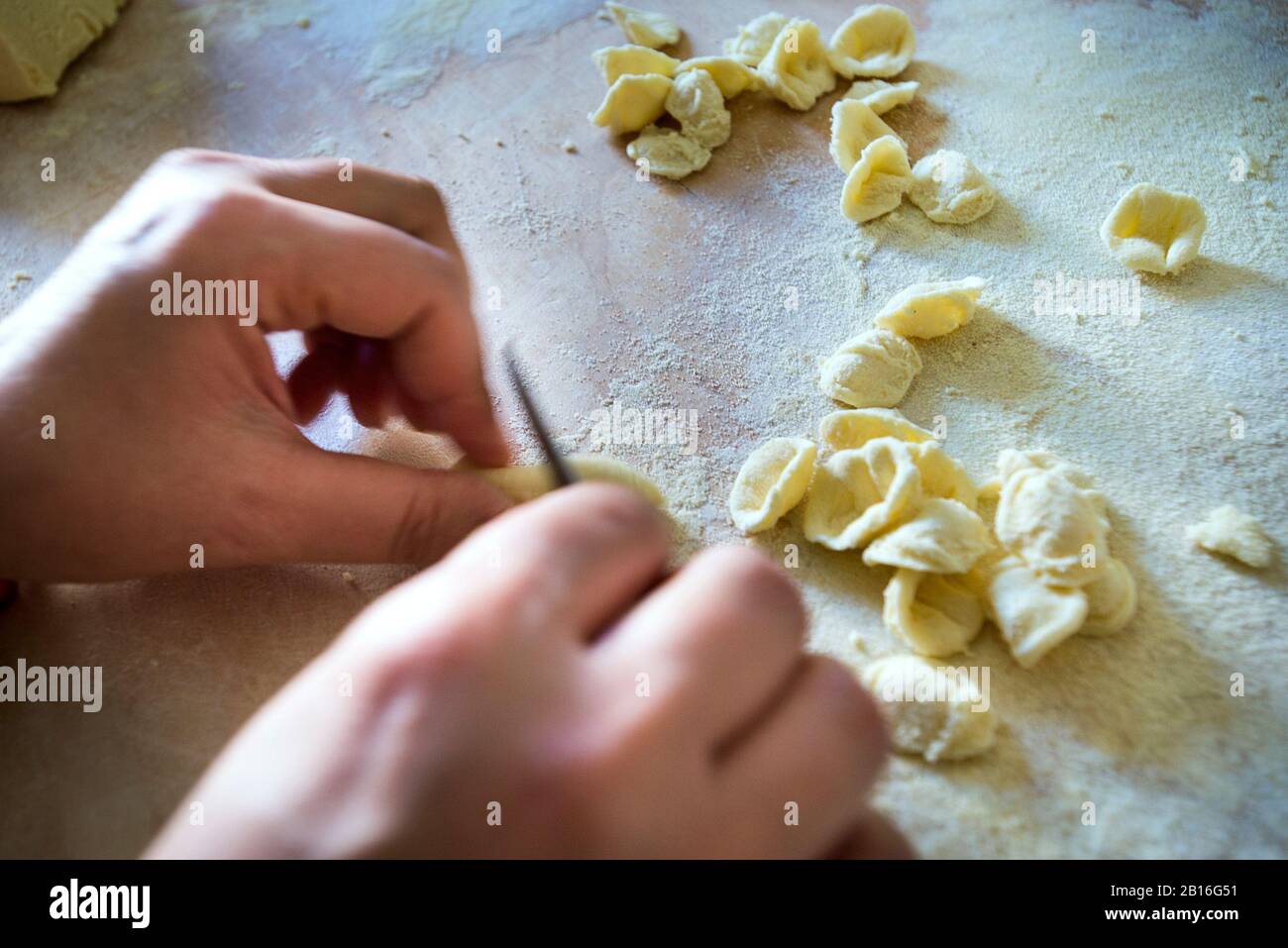 Conchiglie pâtes faites à la main, Bari, Pouilles, Italie Banque D'Images