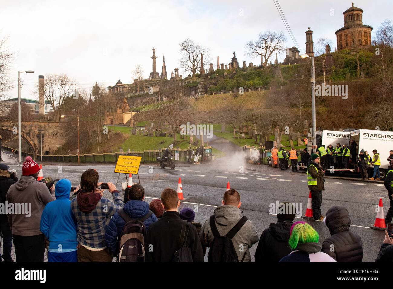 Glasgow, Écosse, Royaume-Uni. 23 février 2020. Des foules se sont rassemblées pour regarder une autre journée de tournage du nouveau film Batman sous la nécropole. Sur la photo se trouve un coureur de cascades (qui pourrait être une femme catacite) qui répète une course loin de Batman Credit: Roxby/Alay Live News Banque D'Images