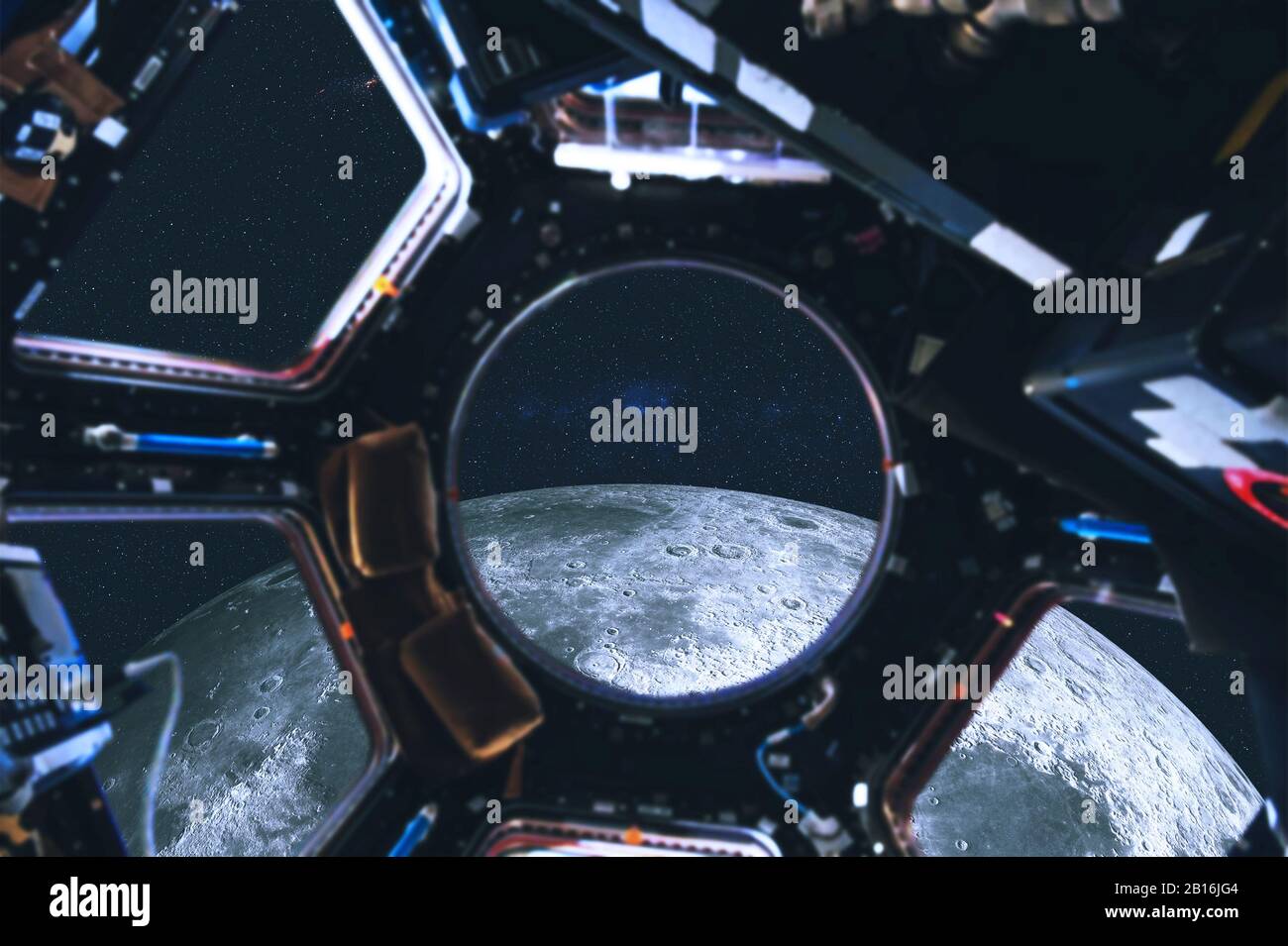 Vue de l'espace profond vers la Lune depuis l'illuminateur de la station spatiale. Voyage en grand espace. Éléments de cette image fournie par la NASA Banque D'Images