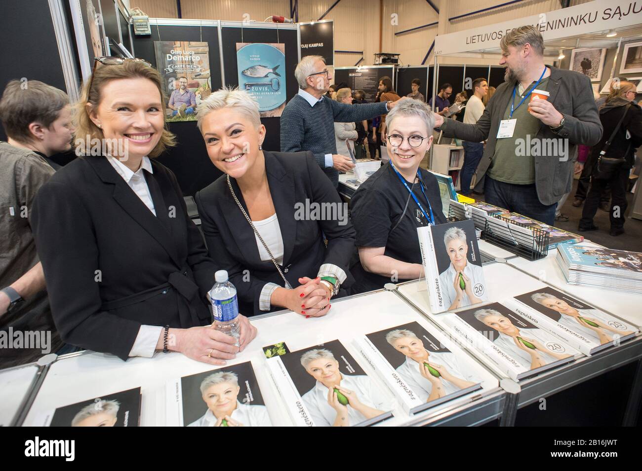 Vilnius, Lituanie. 23 février 2020. Les exposants posent pour des photos à la Foire du livre de Vilnius à Vilnius, en Lituanie, le 23 février 2020. La foire annuelle du livre, qui s'est tenue du 20 au 23 février de cette année, est l'une des plus grandes foires du livre dans la région de la Baltique. Crédit: Alfredas Pliadis/Xinhua/Alay Live News Banque D'Images