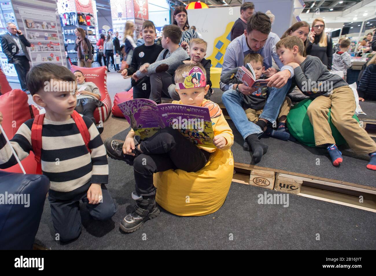 Vilnius, Lituanie. 23 février 2020. Les enfants lisent des livres à la Foire du livre de Vilnius à Vilnius, en Lituanie, le 23 février 2020. La foire annuelle du livre, qui s'est tenue du 20 au 23 février de cette année, est l'une des plus grandes foires du livre dans la région de la Baltique. Crédit: Alfredas Pliadis/Xinhua/Alay Live News Banque D'Images