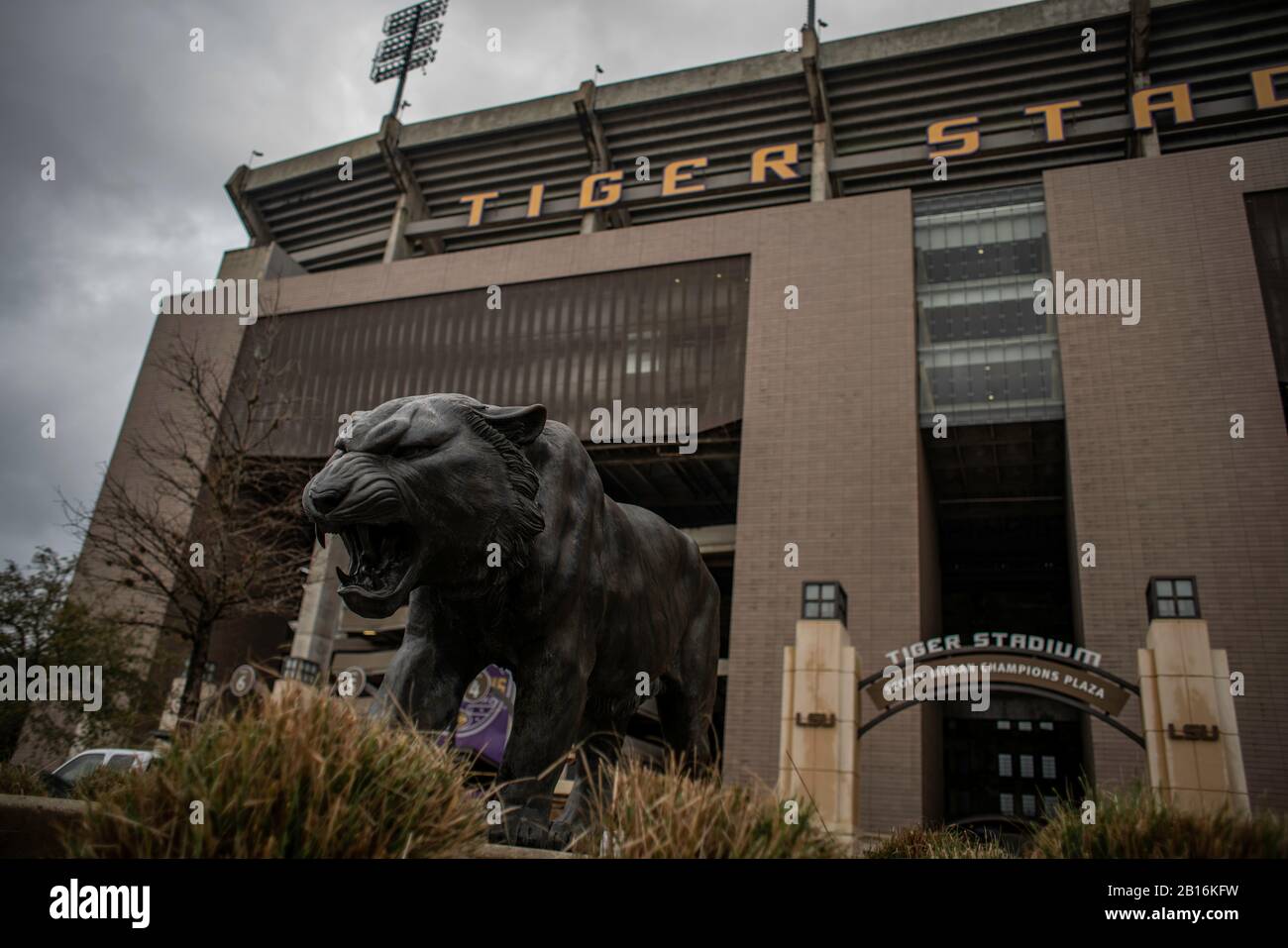 Bâton Rouge, Louisiane - 10 février 2020 : statue de tigre de l'Université d'État de Louisiane (LSU) devant le stade de football américain de la NCAA Banque D'Images