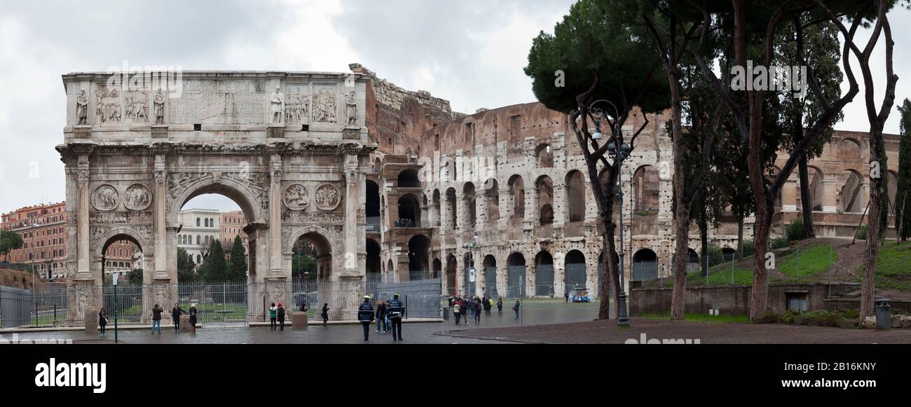Le Colisée de l'arche de Constantine de la colline du Palatin. Grand panorama. Rome, Italie Banque D'Images