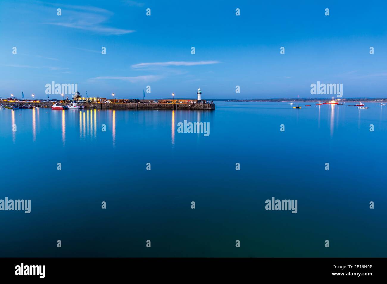 Ciel bleu et mer avec réflexion de lumière Banque D'Images