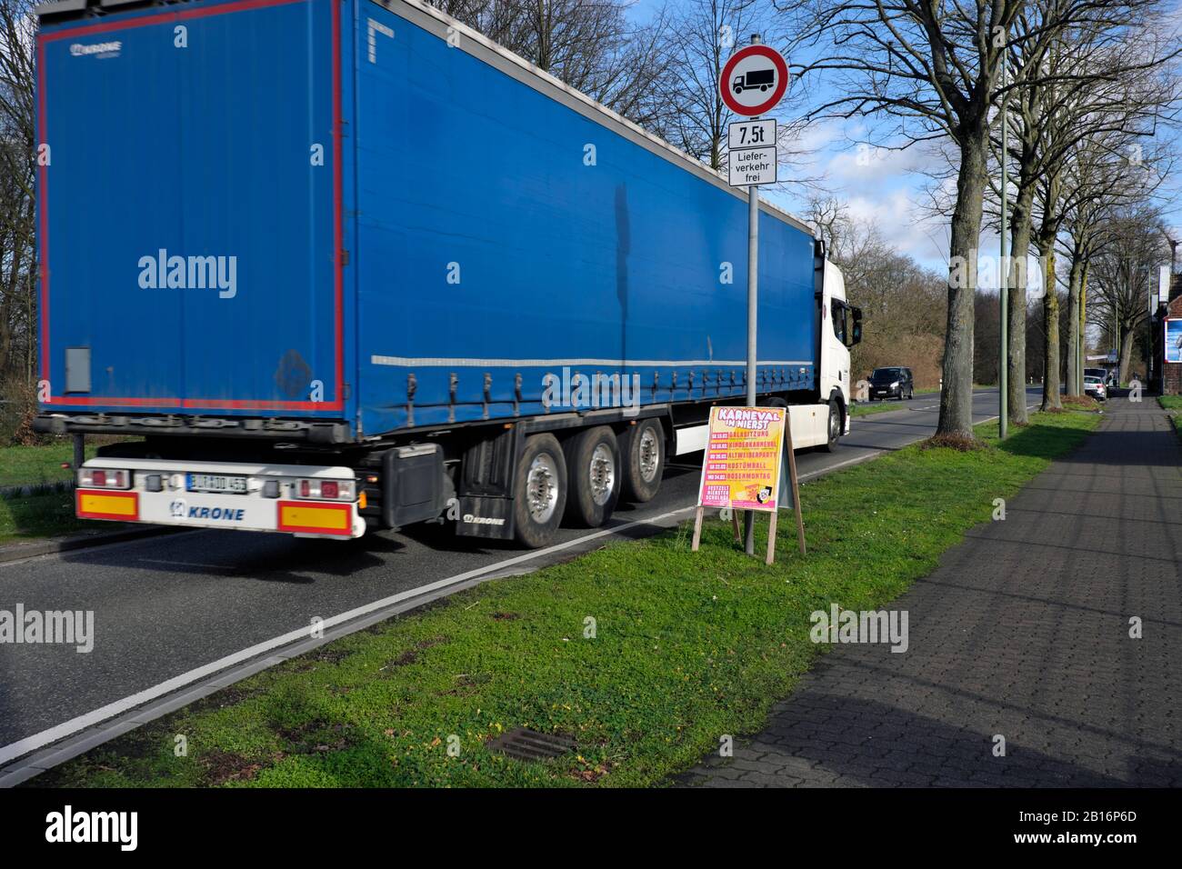 Panneau de restriction du poids de passage du chariot à Meerbusch Lank, NRW, Allemagne. Banque D'Images