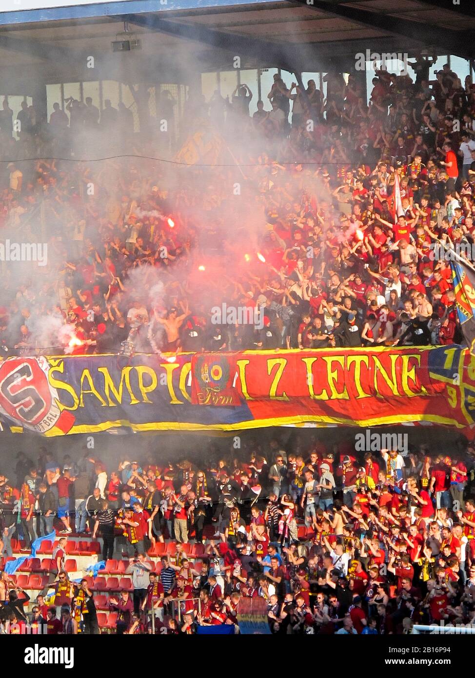 Le groupe d'équipe de joueurs de football Sparta Prague célèbre la victoire et devient champion du jeu tout en tenant le coup d'État. Prague. République Tchèque Banque D'Images