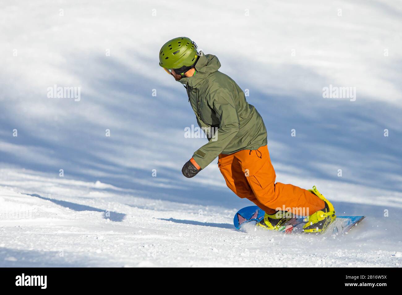 Snowboarder ayant une colline d'équitation amusante à la station de ski de côté Banque D'Images