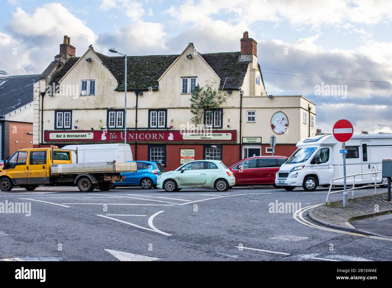 Le pub Unicorn de Melksham Wiltshire , un bar et un restaurant pour la cuisine japonaise et malansienne, avec 2 voies de circulation à l'arrêt devant Banque D'Images