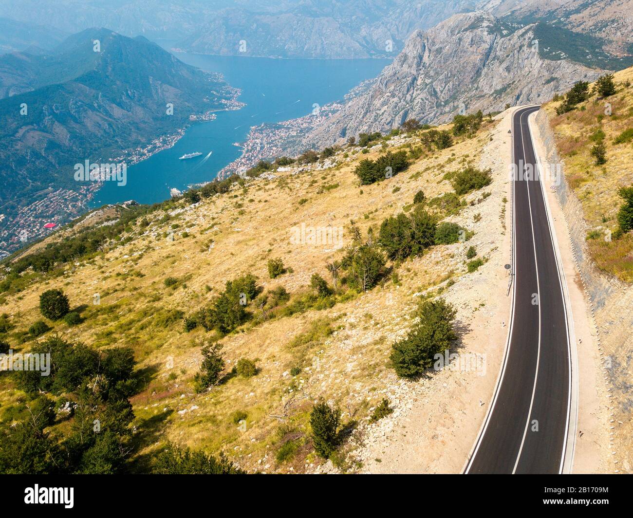 Vue aérienne de la baie de Kotor, Boka. Route panoramique donnant sur la baie du fjord Kotor. Routes sinueuses pour découvrir le Monténégro. Tourisme et croisière Banque D'Images