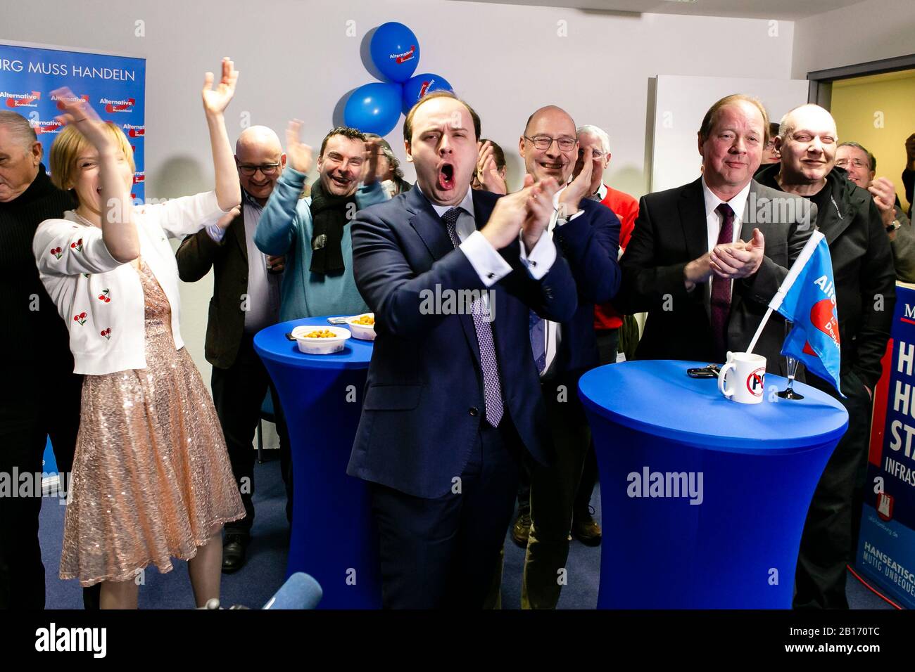 Hambourg, Allemagne. 23 février 2020. Olga Petersen, membre du comité exécutif de l'Etat, Krzysztof Walczak (l-r), Alexander Scholz et le candidat supérieur de l'AFD, Dirk Nockemann, célèbrent avec d'autres membres du parti lors du parti électoral de l'AFD, selon une projection. Environ 1,32 million de personnes ont été appelées à élire une nouvelle citoyenneté. Crédit: Frank Molter/Dpa/Alay Live News Banque D'Images