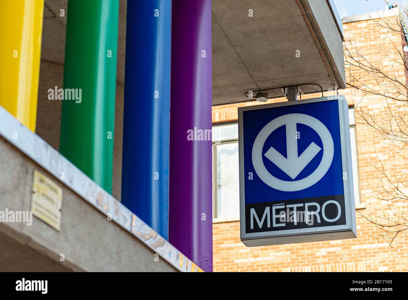 Montréal Québec Canada 23 février 2020 : panneau Metro STM avec piliers colorés Banque D'Images