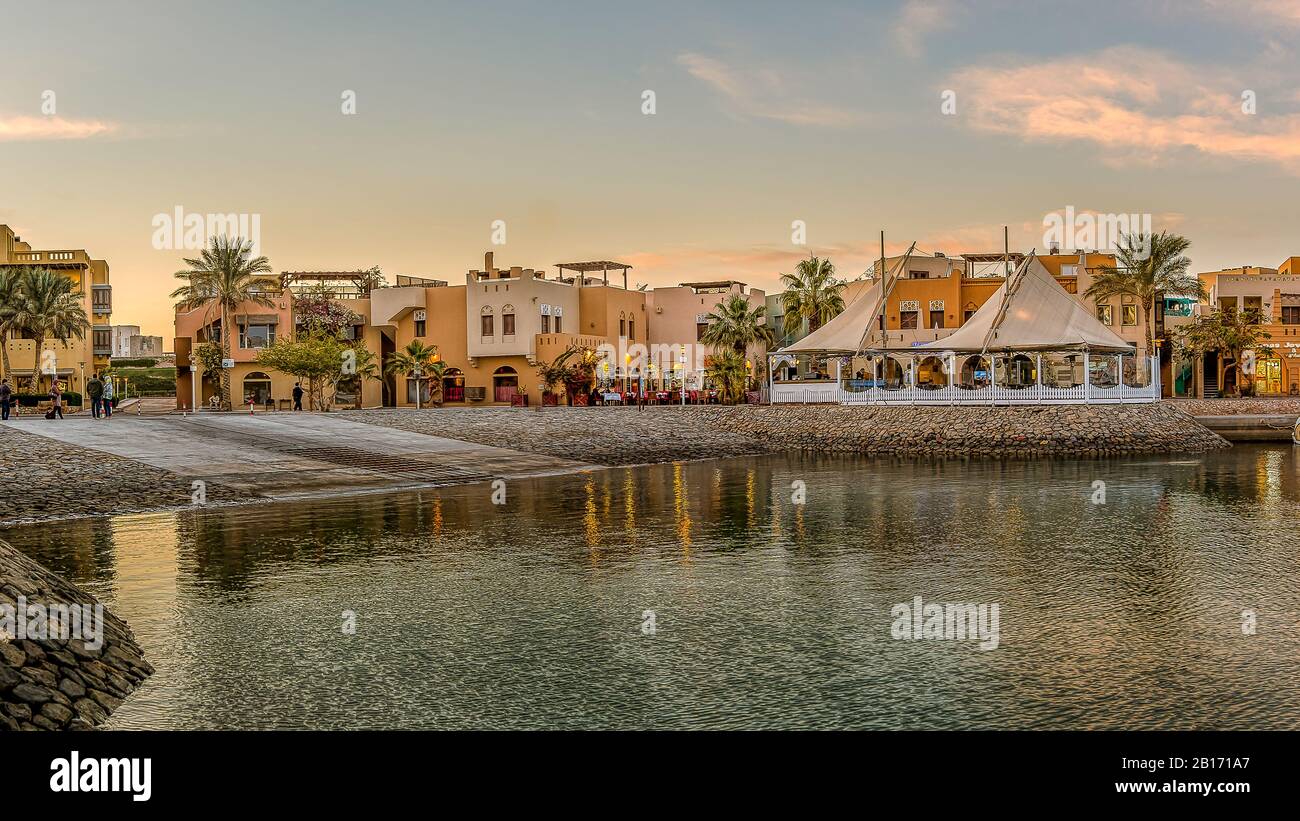 La promenade du port depuis le bord de mer au coucher du soleil avec le ciel orange à la Nouvelle Marina, el Gouna, Egypte, 17 janvier 2020 Banque D'Images