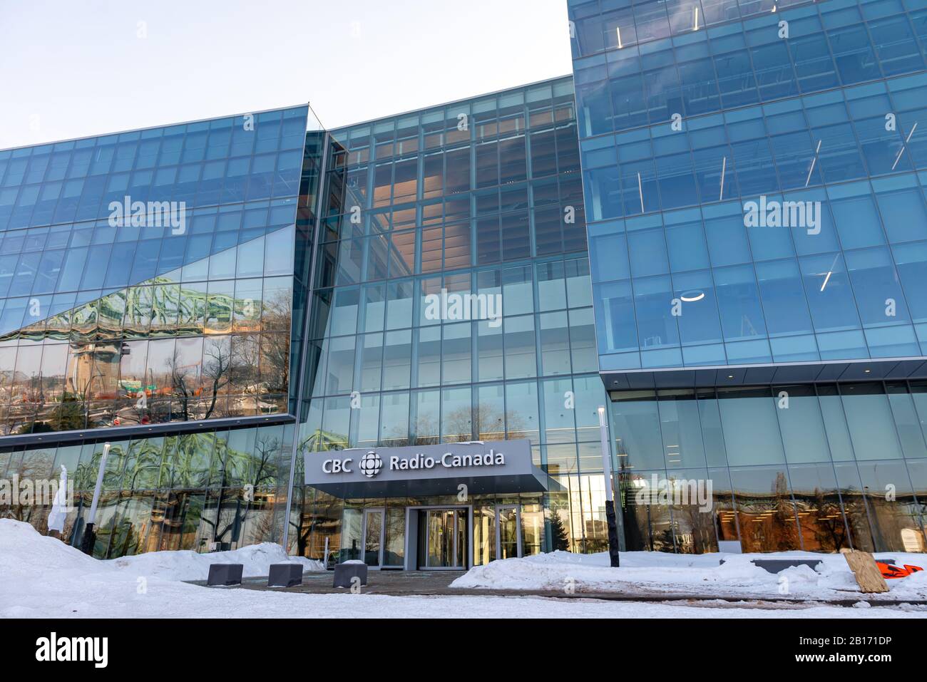 Montréal Québec Canada le 23 février 2020 : le nouvel édifice de la SRC à Montréal a été pris à l'entrée avec de la neige au sol Banque D'Images Montréal Québec Canada le 23 février 2020 : le nouvel édifice de la SRC à Montréal a été pris à l'entrée avec de la neige au sol Banque D'Images