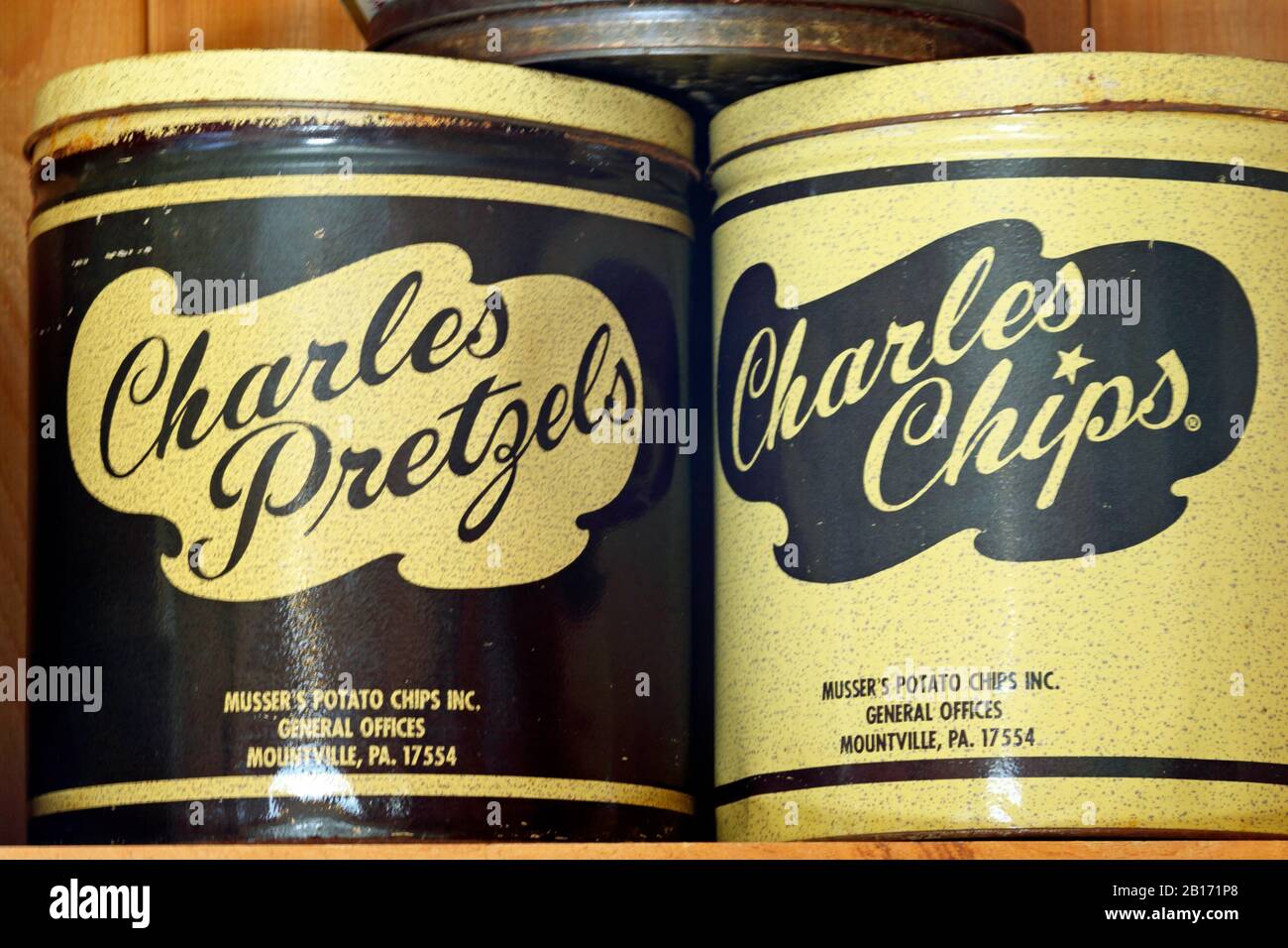 Les célèbres canisters à puce de pommes de terre Charles Chips portant le nom d'entreprise original - Musser's Potato Chip's Inc. Sur l'étain Banque D'Images