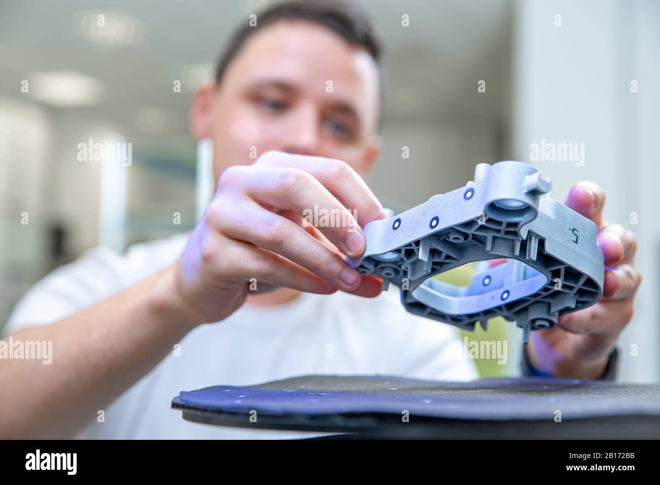 Machine techniquement professionnelle pour la numérisation et la mesure de moulures en plastique à l'aide d'un laser Banque D'Images