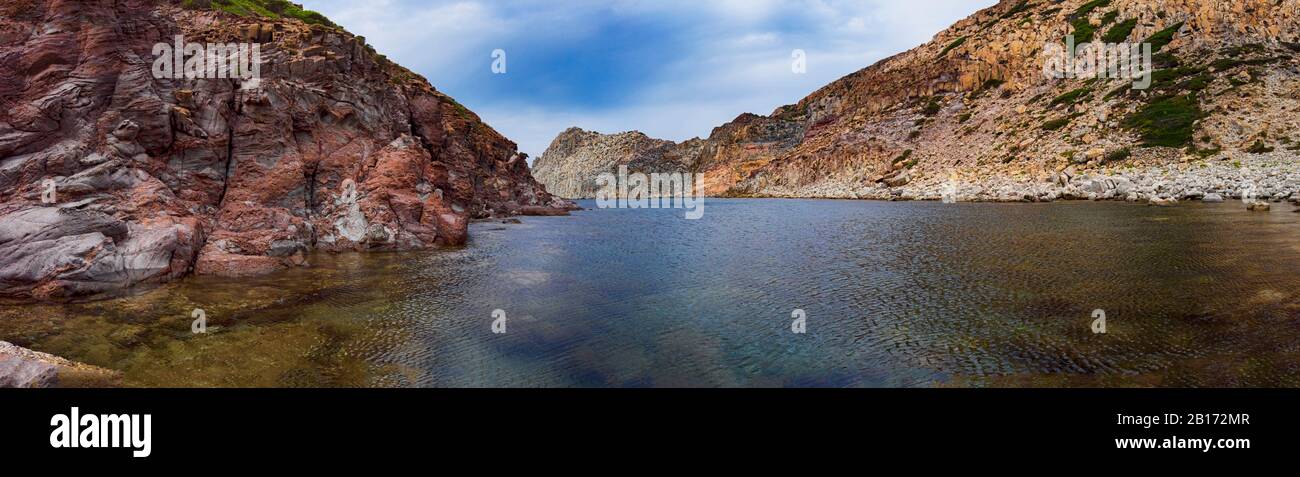 Vue panoramique à 189 degrés de Cala Fico - une baie rocheuse pittoresque et sauvage avec d'énormes falaises au-dessus de la mer à l'île San Pietro dans la région de Sardaigne - Il Banque D'Images