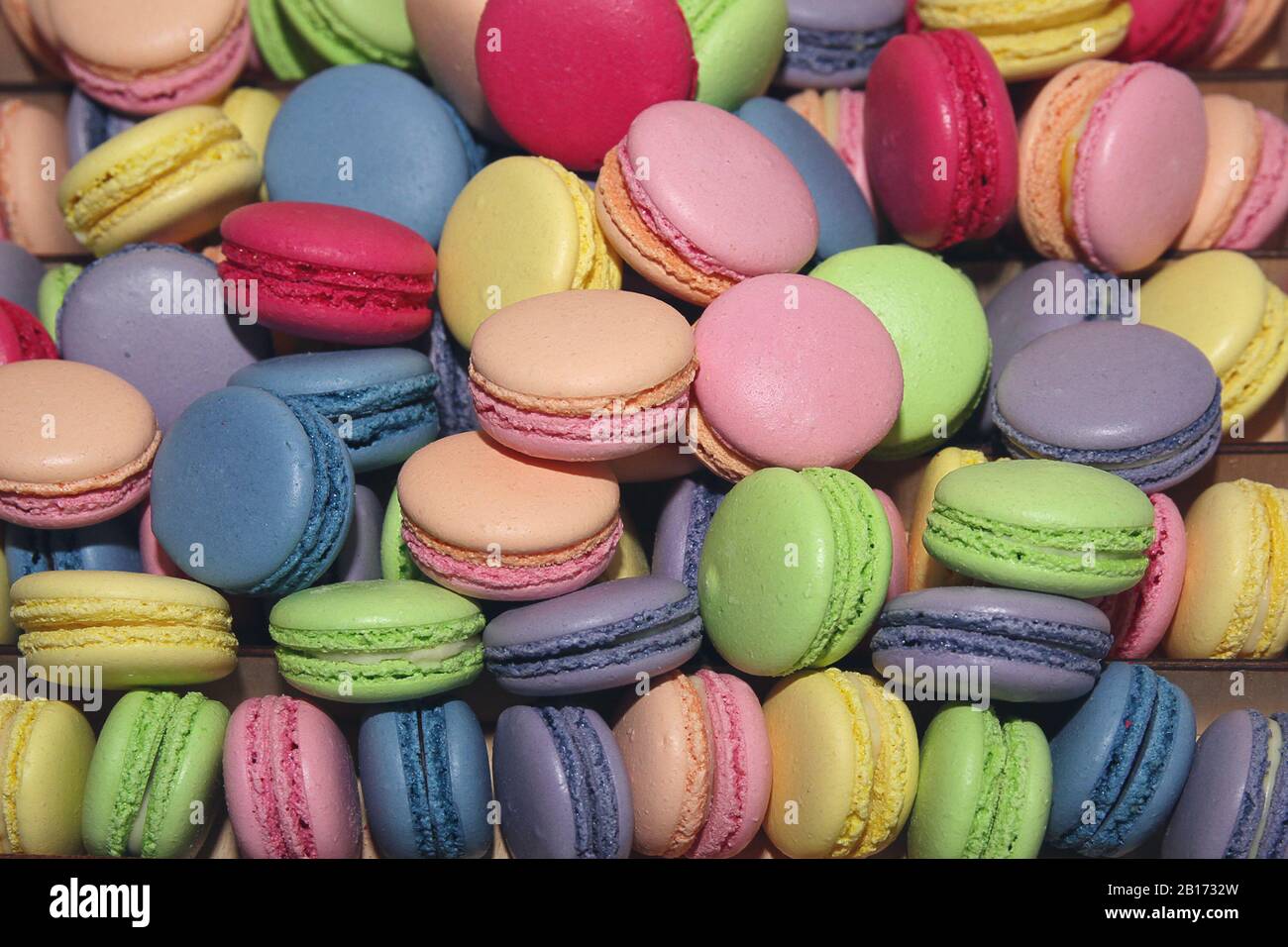 Les macarons français colorés traditionnels sont une douce confession à base  de meringue. Contexte Photo Stock - Alamy