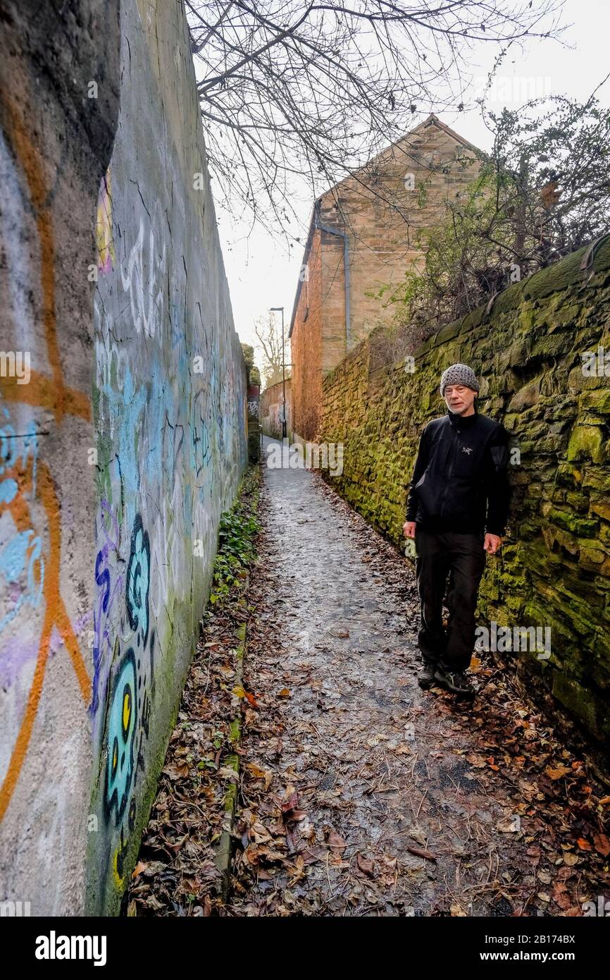 Man on Frog Walk PATH, Sharrow, Sheffield, Yorkshire, Angleterre, Royaume-Uni Banque D'Images