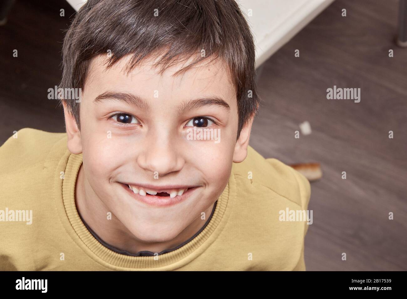 Enfant de 7 ans souriant vue de dessus portrait gros plan. Banque D'Images