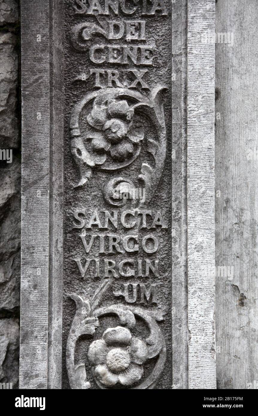 Détail architectural de l'entrée de l'église catholique St Augustines à Cork Banque D'Images