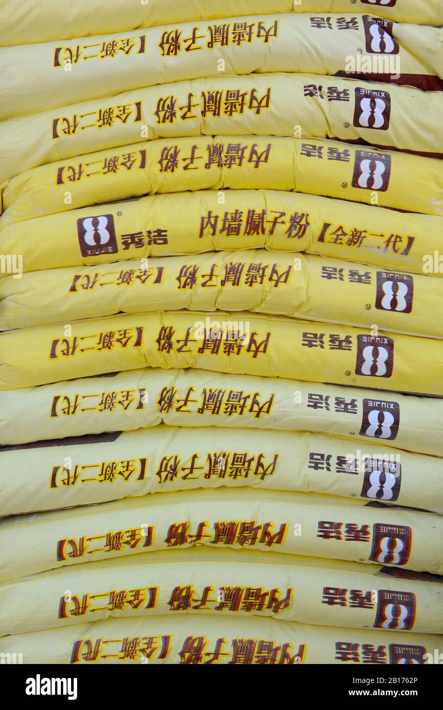 Sacs de mastic à vendre sur un marché de produits de construction, Shangezhuang, nord-est de Beijing, Chine Banque D'Images