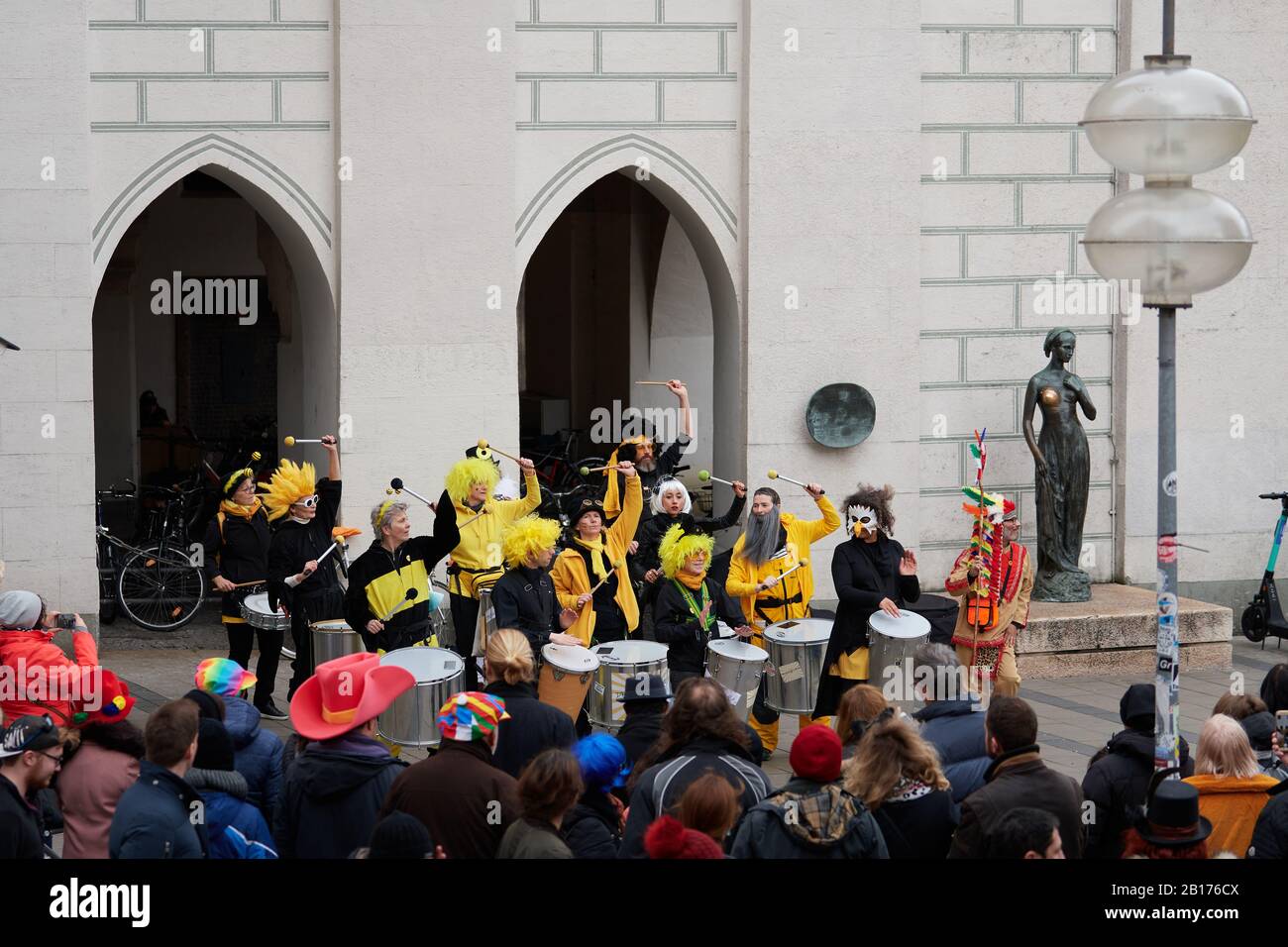 Munich, Allemagne - 23 février 2020: Le groupe de percussions de rue Drumadama jouant ses rythmes explosifs dans des tenues de carnaval colorées. La marche publique Banque D'Images