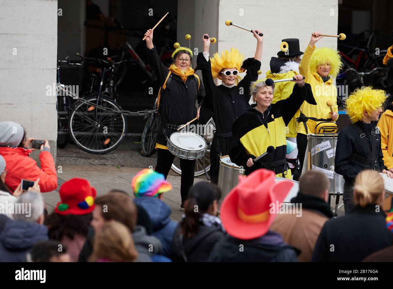 Munich, Allemagne - 23 février 2020: Le groupe de percussions de rue Drumadama jouant ses rythmes explosifs dans des tenues de carnaval colorées. La marche publique Banque D'Images