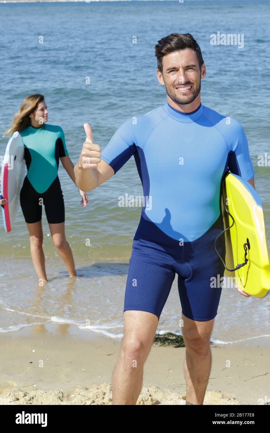 couple de surfeurs du corps se trouvant dans l'eau Banque D'Images