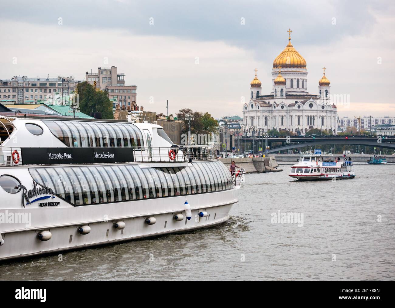 Radisson Hotel River boat on Moskva River and St Sauveur's Cathedral, Moscou, Fédération de Russie Banque D'Images