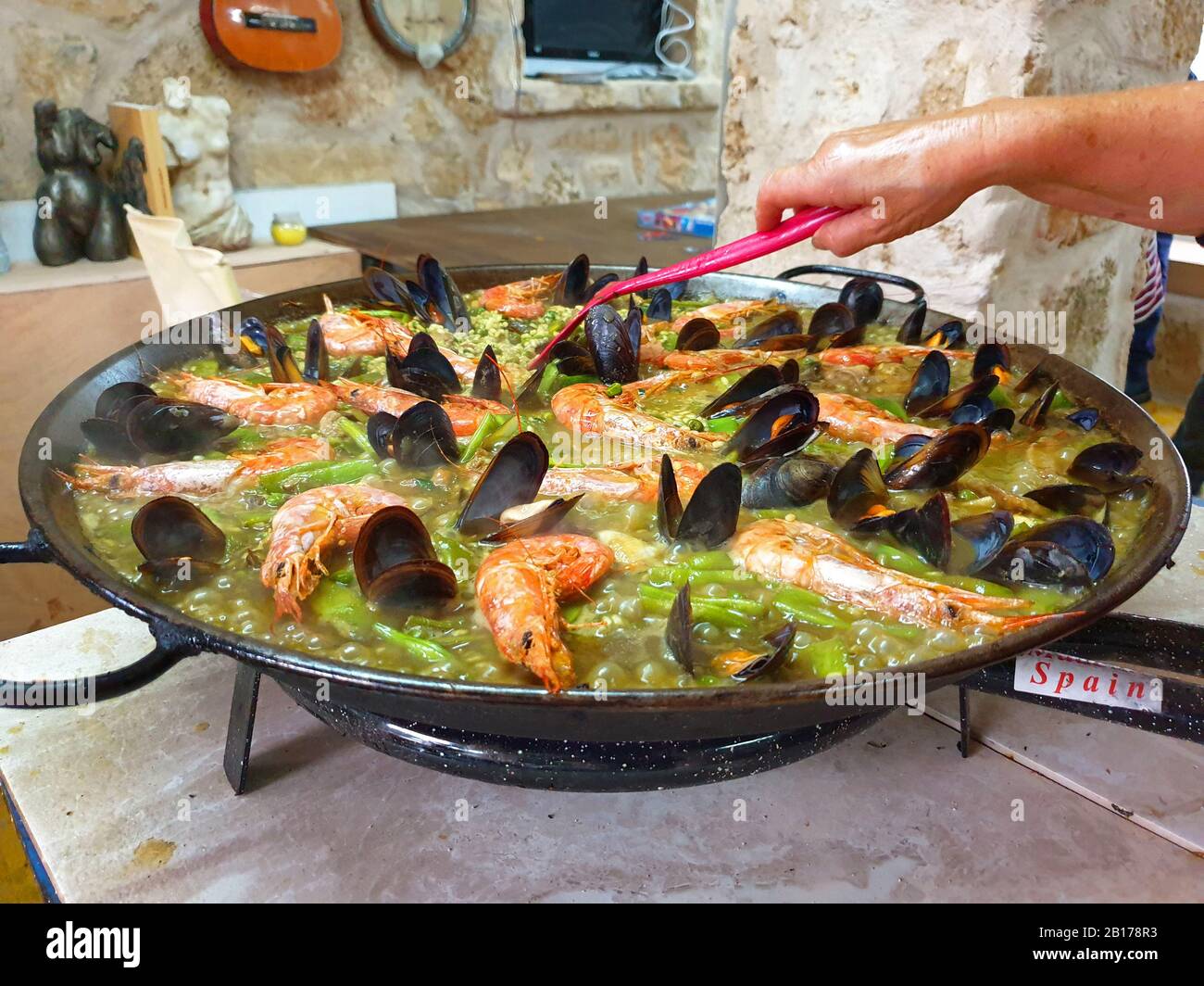 Ustensiles de cuisine paella Banque de photographies et d'images à haute  résolution - Alamy