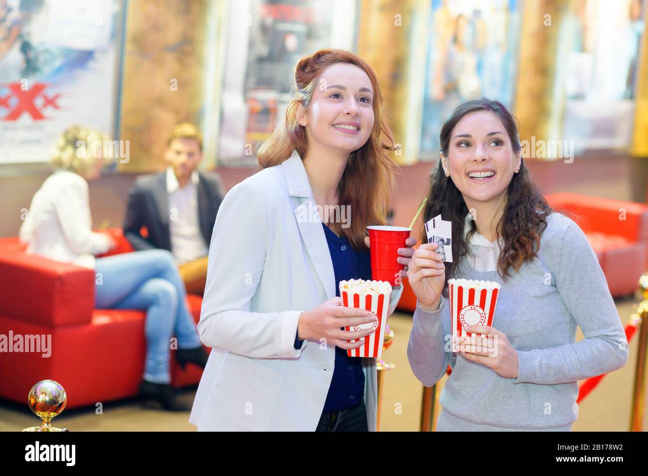 deux belles jeunes filles au cinéma Banque D'Images
