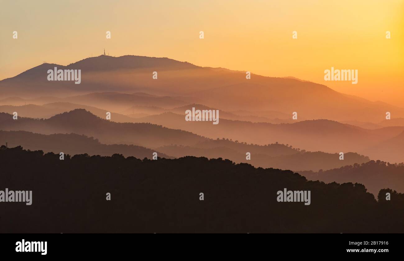 Paysage de montagnes. Misty montagnes avec brouillard Banque D'Images