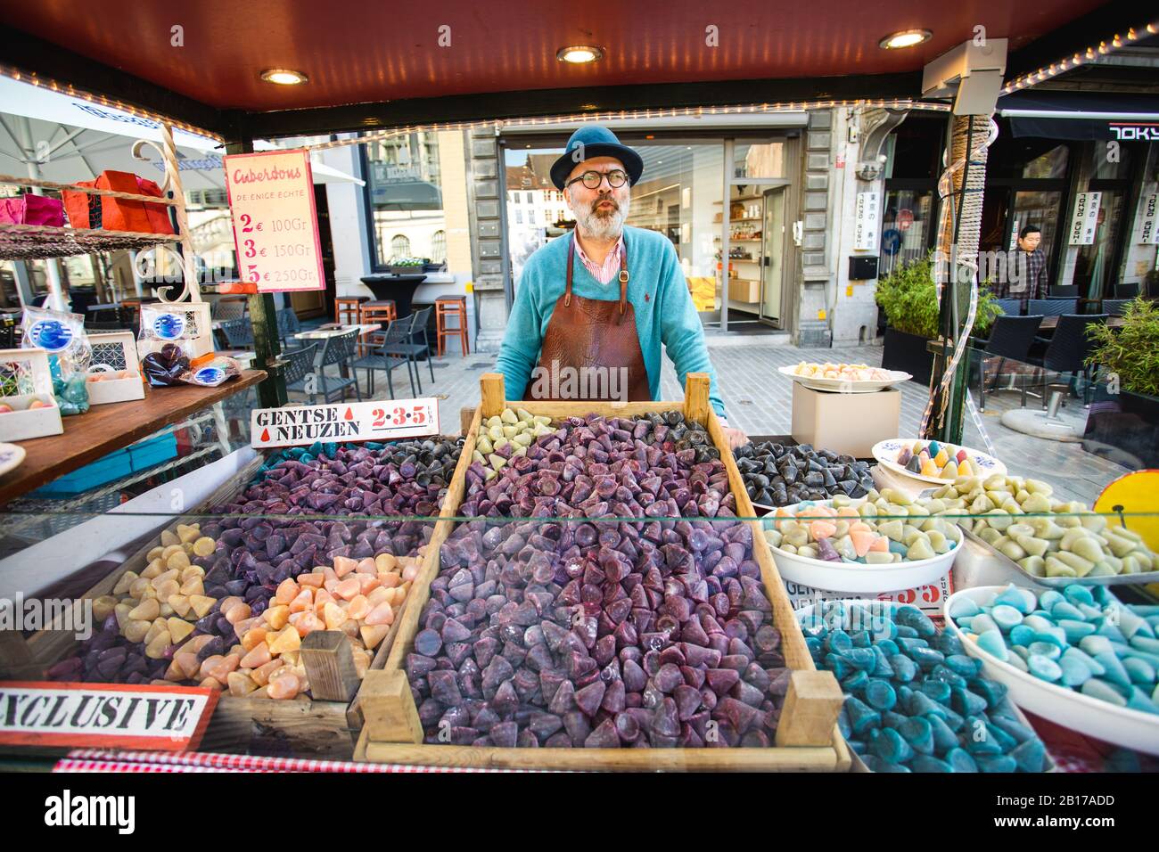 L'homme vend des bonbons belges traditionnels, cuberdon Banque D'Images