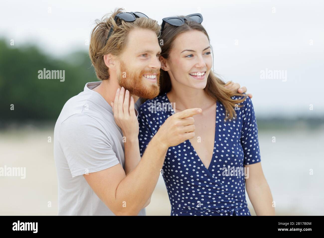un couple souriant est à l'extérieur Banque D'Images